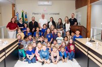 Alunos da Escola Fazenda Schwambach participam de simulação de sessão na Câmara Municipal