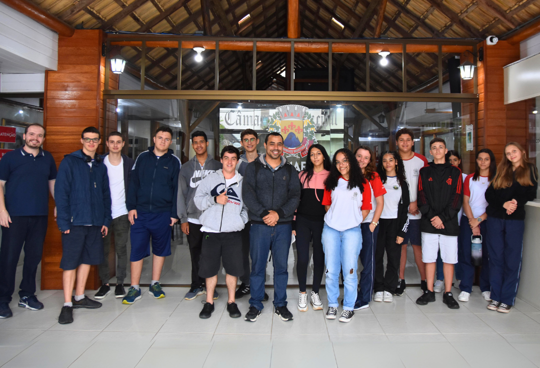 Estudantes da EEEFM Teófilo Paulino visitam o Legislativo Martinense