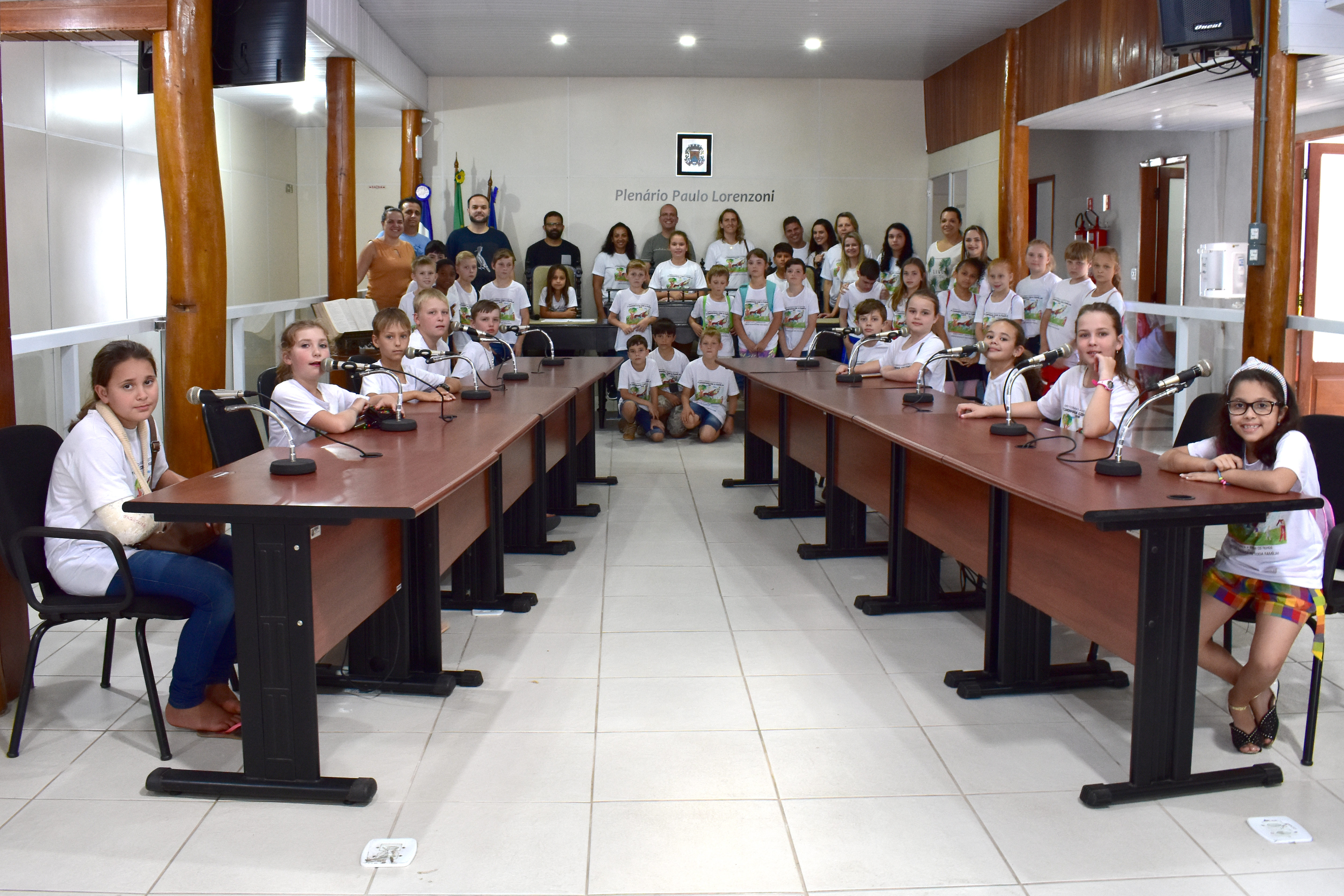 Estudantes da EMPEF Floriano Augusto Dittrich visitam a Câmara