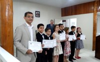 Mestre e jovens atletas de Taekwondo recebem homenagem da Câmara