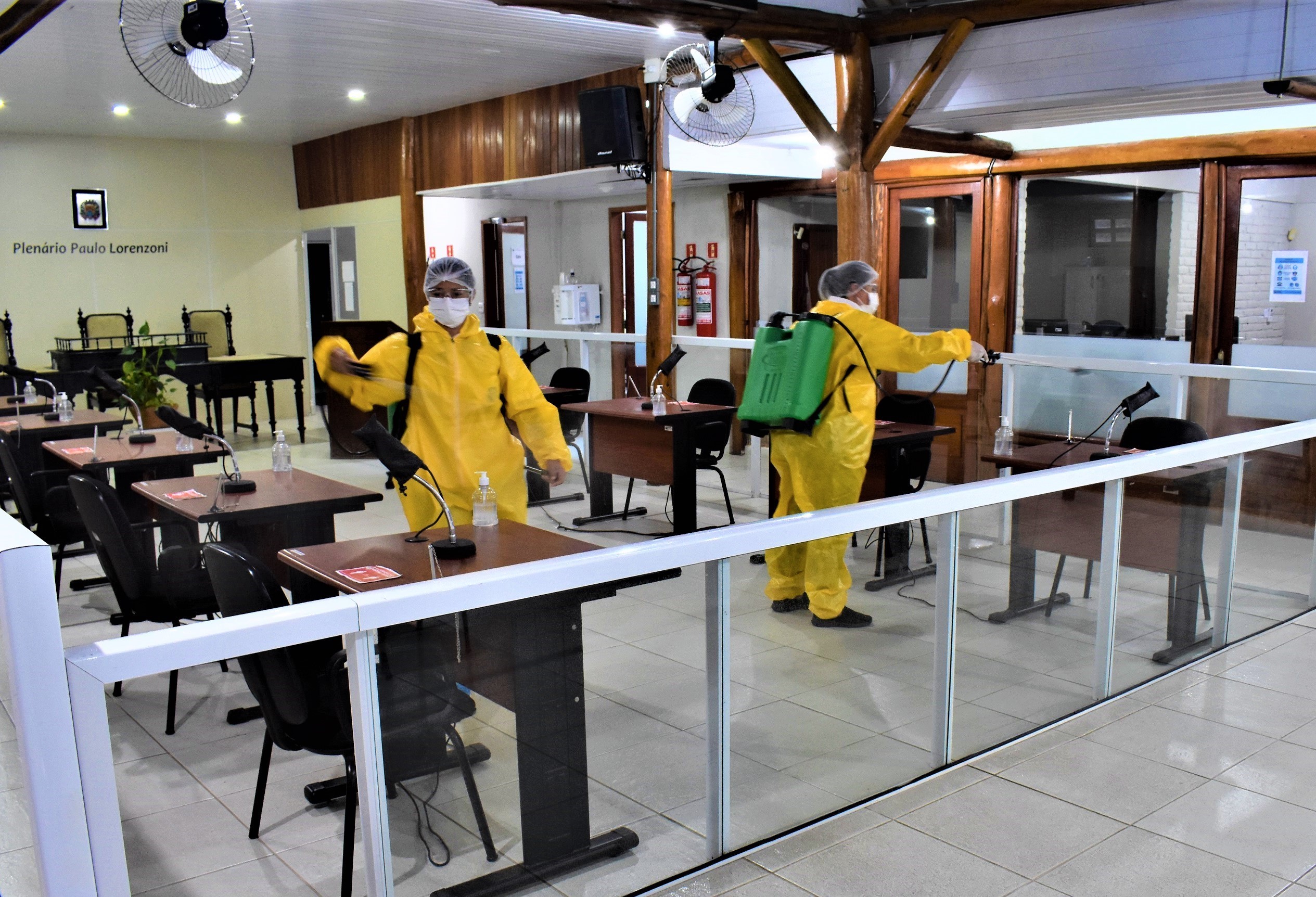 Vigilância em Saúde realiza desinfecção dos ambientes internos e externos da Câmara