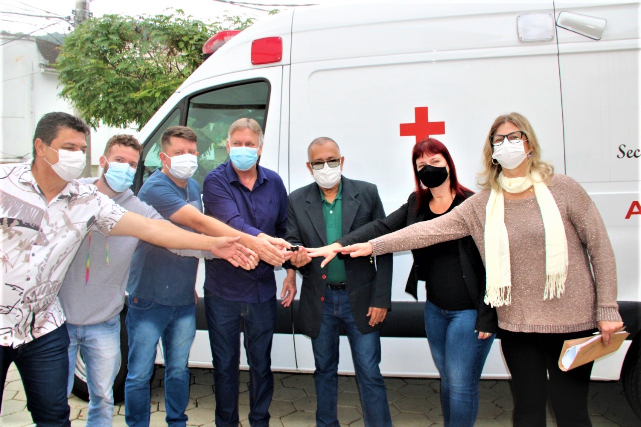 ereadores participam de entrega de ambulância adquirida com recursos devolvidos pela Câmara