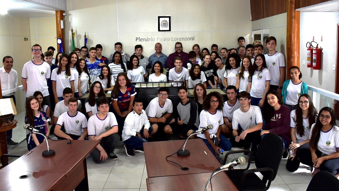 Estudantes da EEEFM Teófilo Paulino visitam a Câmara