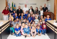 Estudantes e professores da Escola Fazenda Schwambach, de Melgaço, visitam a Legislativo Municipal