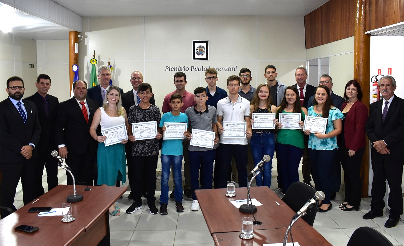 Professores e estudantes da EEEFM Gisela Salloker Fayet são homenageados pela Câmara