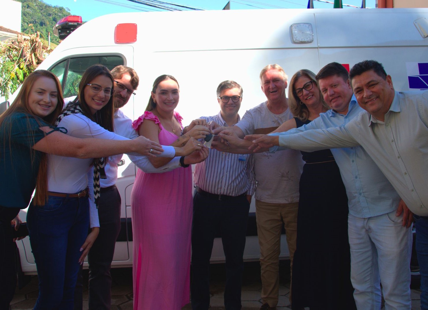 Vereadores participam da entrega de ambulância ao Hospital Dr. Arthur Gerhardt